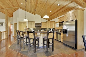 Fridge, microwave, oven, stovetop - Tahoe Donner Classic close to Rec Center (Truckee)