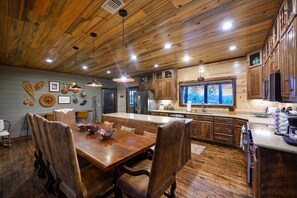 Dining - Trophy Buck Lodge - 5 bedroom + 5 ensuite bath Luxury Cabin - Centrally Located (Broken Bow)