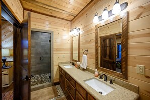 Bathtub, hair dryer, towels, soap - Trophy Buck Lodge - 5 bedroom + 5 ensuite bath Luxury Cabin - Centrally Located (Broken Bow)