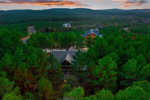 Exterior - Trophy Buck Lodge - 5 bedroom + 5 ensuite bath Luxury Cabin - Centrally Located (Broken Bow)