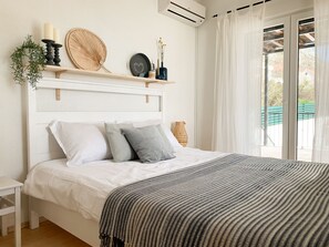 2 chambres, coffres-forts dans les chambres, fer et planche à repasser