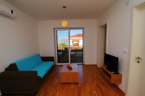 TV - Apartments Kula - One-Bedroom Apartment with Terrace and Sea View-B2 (Drace)