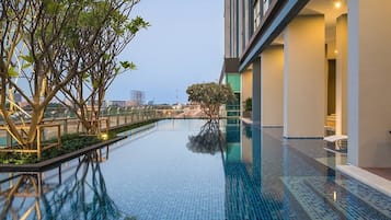 Hồ bơi ngoài trời