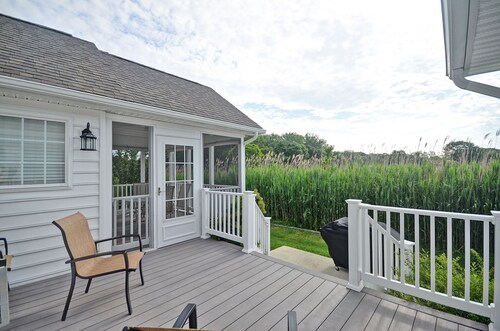 Comfortable 4 bedroom, 2 bath home close to Fenwick Island Beaches! Pool, Beach town, Ocean City and more!