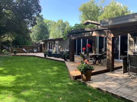 Outdoor dining. Silver Birch Suite - Professionally designed Guest Suite