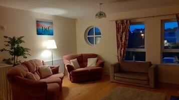 Smart TV, fireplace, DVD player, stereo