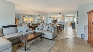 Living area - Horizons West #201 on Siesta Key -  3 Bedroom Unit with a View of the Gulf of Mexico (Sarasota)