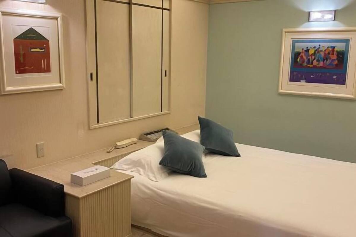 Decoración personalizada, wifi gratis y ropa de cama