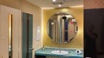 Biệt thự Deluxe (203) | Phòng tắm | Vòi sen/bồn tắm kết hợp, bồn tắm ngâm, đồ dùng nhà tắm miễn phí