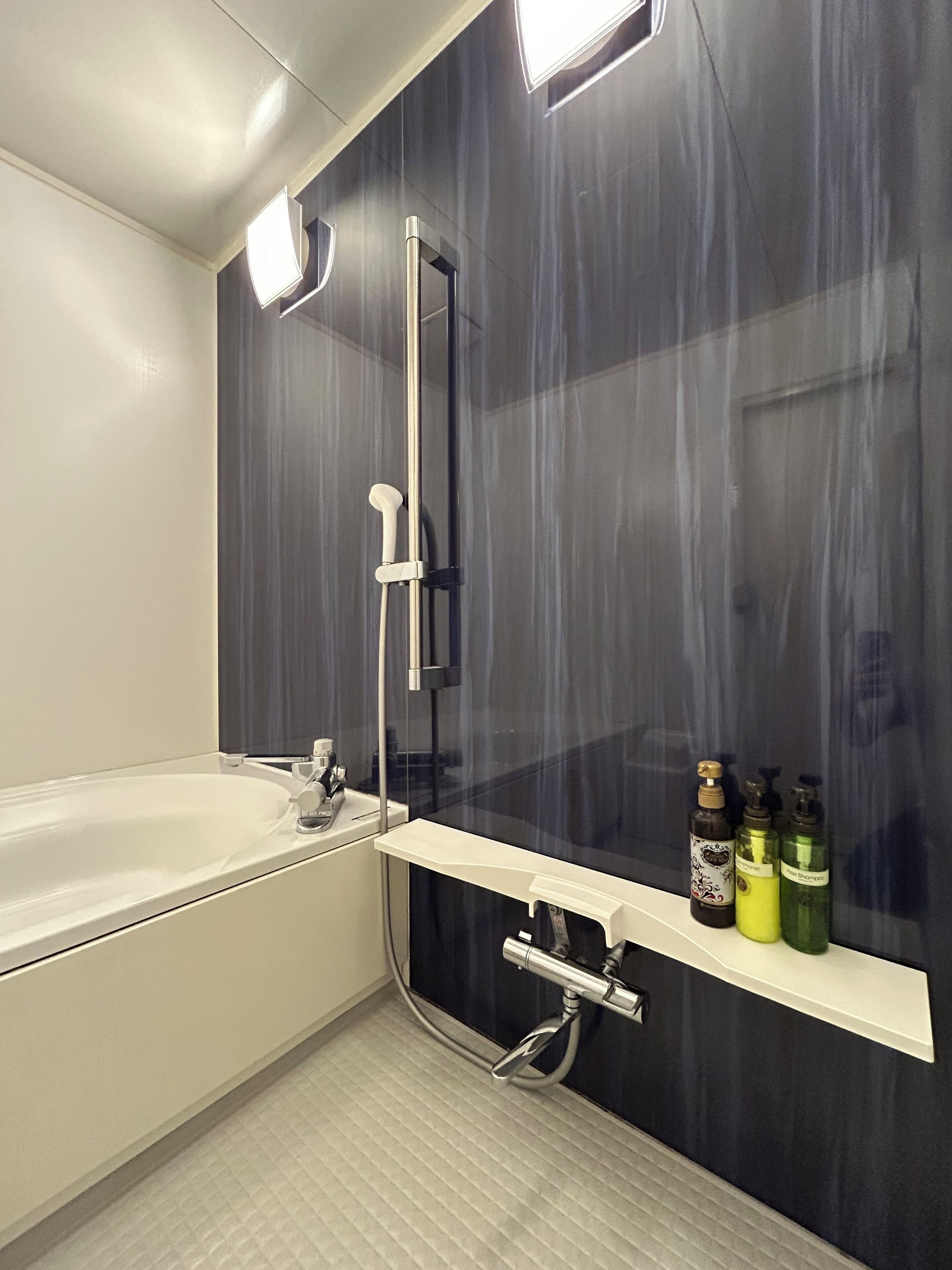 Deluxe villa (205) | Badkamer | Een bad/douchecombinatie, een diep bad, gratis toiletartikelen