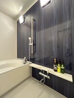 Villa Deluxe (205) | Baño | Ducha y bañera combinadas y bañera profunda