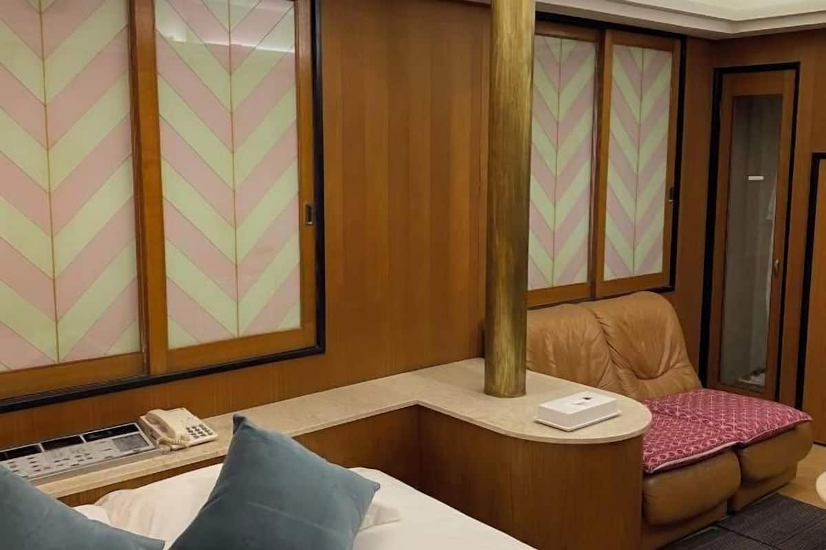 Decoración personalizada, wifi gratis y ropa de cama
