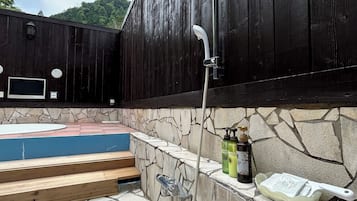 Deluxe-villa (207 with outdoor Onsen) | Badeværelse | Kombination af bruser/badekar, dybe badekar, gratis toiletartikler