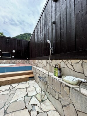 Deluxe Villa 207 (with open-air bath | Bathroom | Combined shower/tub, deep soaking tub, free toiletries, hair dryer - Hotel Takao Asile (Hachioji)