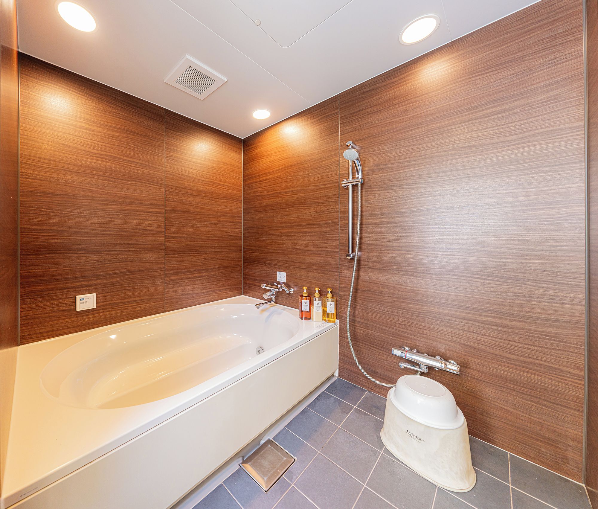 Une salle de bain moderne avec une grande baignoire, une douche et des toilettes.