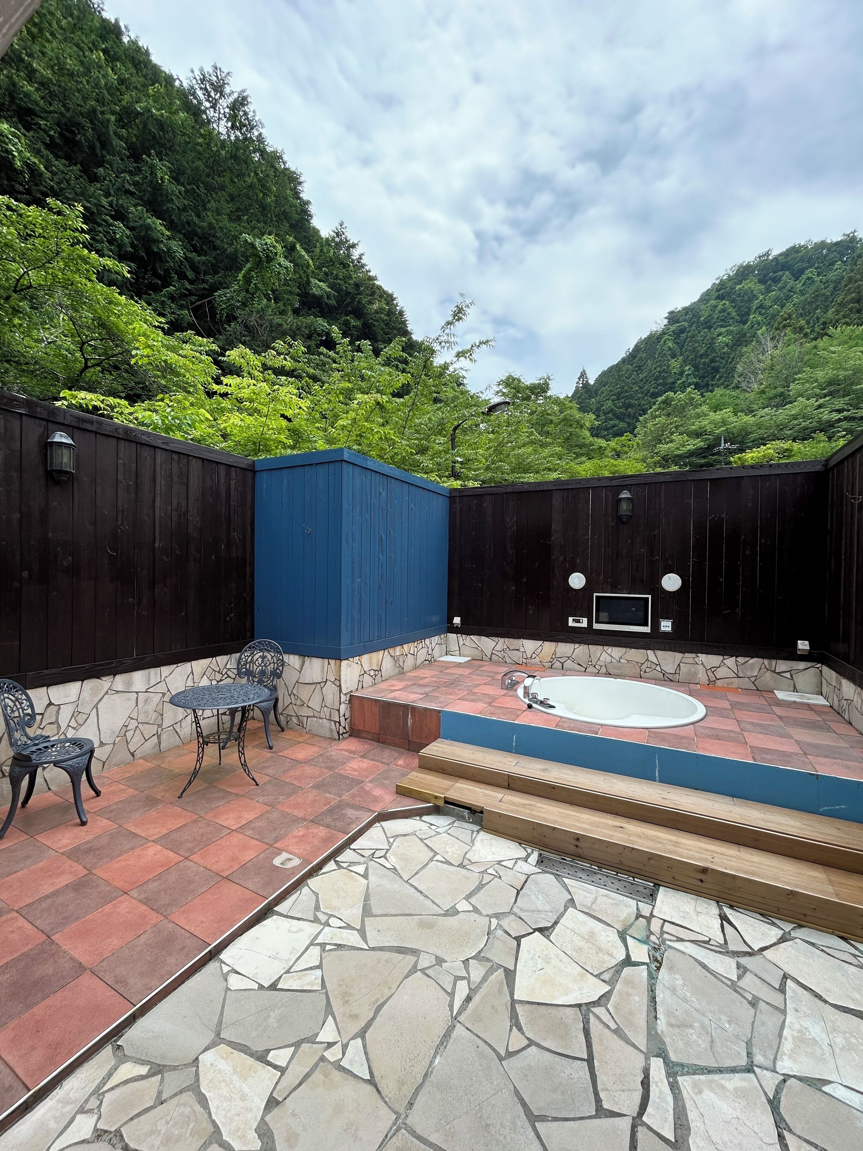 디럭스 빌라 (207 with outdoor Onsen) | 욕실 | 샤워기/욕조 결합, 전신 욕조, 무료 세면용품, 헤어드라이어