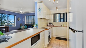 Fridge, oven - Sandhurst 5 - East Coast Getaways (The Entrance)