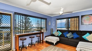 TV - Sandhurst 5 - East Coast Getaways (The Entrance)