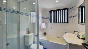 Bathtub, towels - Sandhurst 5 - East Coast Getaways (The Entrance)