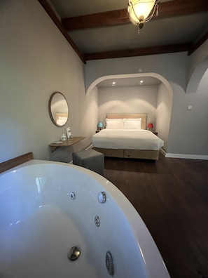 Kamar Premium, 1 Tempat Tidur Queen, jet tub, pemandangan kebun | Seprai katun Mesir, seprai premium, minibar, dan didekorasi berbeda-beda