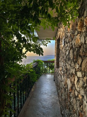 Romantic Room, 1 Queen Bed, Jetted Tub, Sea View | Egyptian cotton sheets, premium bedding, minibar, individually decorated