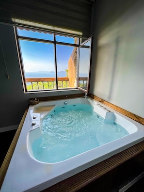 Kamar Romantis, 1 Tempat Tidur Queen, jet tub, pemandangan laut | Seprai katun Mesir, seprai premium, minibar, dan didekorasi berbeda-beda