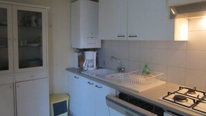 Kjøleskap, mikrobølgeovn, ovn og oppvaskmaskin