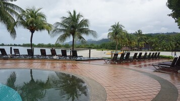 Una piscina al aire libre