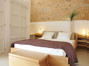 8 bedrooms, iron/ironing board, Internet, bed sheets