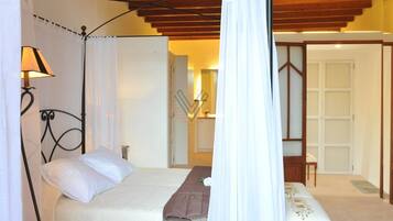 8 slaapkamers, een strijkplank/strijkijzer, internet, beddengoed