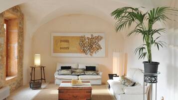 Een televisie, een open haard, een tafeltennistafel en een stereo