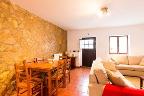 TV, fireplace, DVD player, books - Casa Azul, Carregal, Óbidos (Óbidos)