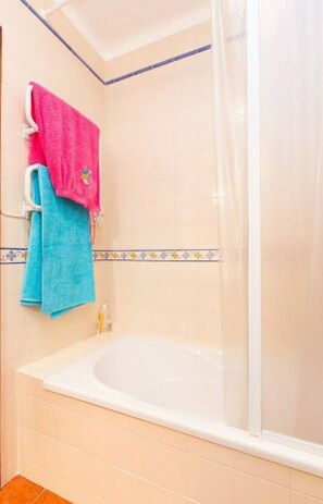 Ensemble douche/baignoire, sèche-cheveux, bidet, serviettes fournies