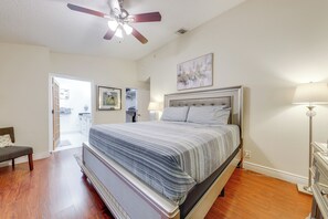 4 bedrooms, iron/ironing board, Internet, bed sheets - Fishing Dock & Canal Views: Fort Lauderdale Home! (Fort Lauderdale)