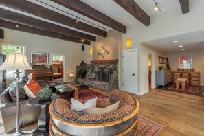 Tv, eldstad, bordsfotboll och en stereo