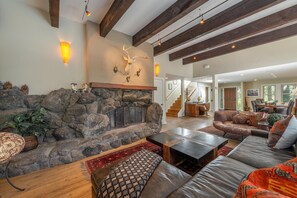 Tv, eldstad, bordsfotboll och en stereo