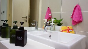 Douche, sèche-cheveux, bidet, serviettes fournies