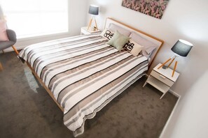 4 bedrooms, iron/ironing board, bed sheets - Contemporary ‘Esprit’ with river reserve access (Tailem Bend)