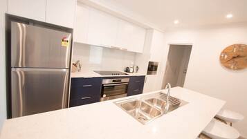 Refrigerador, microondas, horno, placa de cocina