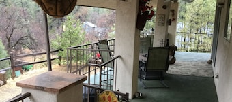 Charmante cabine de deux chambres située dans les montagnes de Hualapai pour 8 personnes