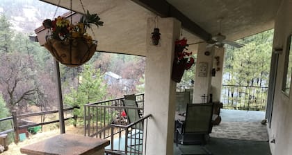 Encantadora cabaña de dos dormitorios ubicada en las montañas Hualapai para 8 personas