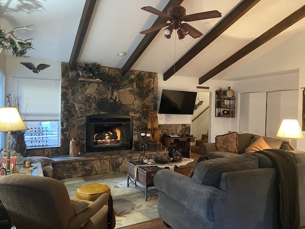 Smart TV, fireplace, Netflix, streaming services - Charming two bedroom cabin located in the Hualapai mountains sleeps 8 (Kingman)