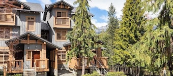 Modern townhome w/ hot tub & balcony