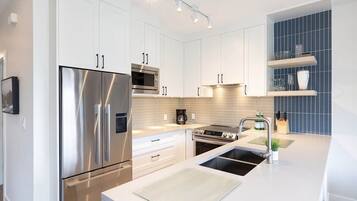 Coffee/tea maker, fridge, microwave, oven