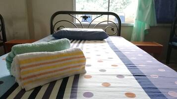 Bàn, màn/rèm cản sáng, truy cập Internet không dây, bộ trải giường