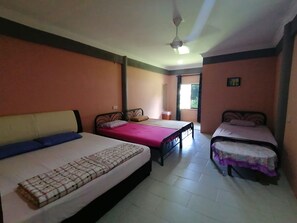 Desk, blackout curtains, WiFi, bed sheets - Mulu Diana Homestay (Mulu)