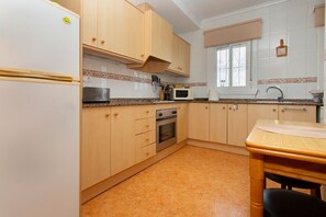 Kühlschrank, Mikrowelle, Ofen, Geschirrspüler