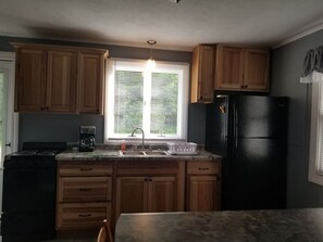 Fridge, microwave, oven, stovetop - Tiny House Cherry Bend (Traverse City)