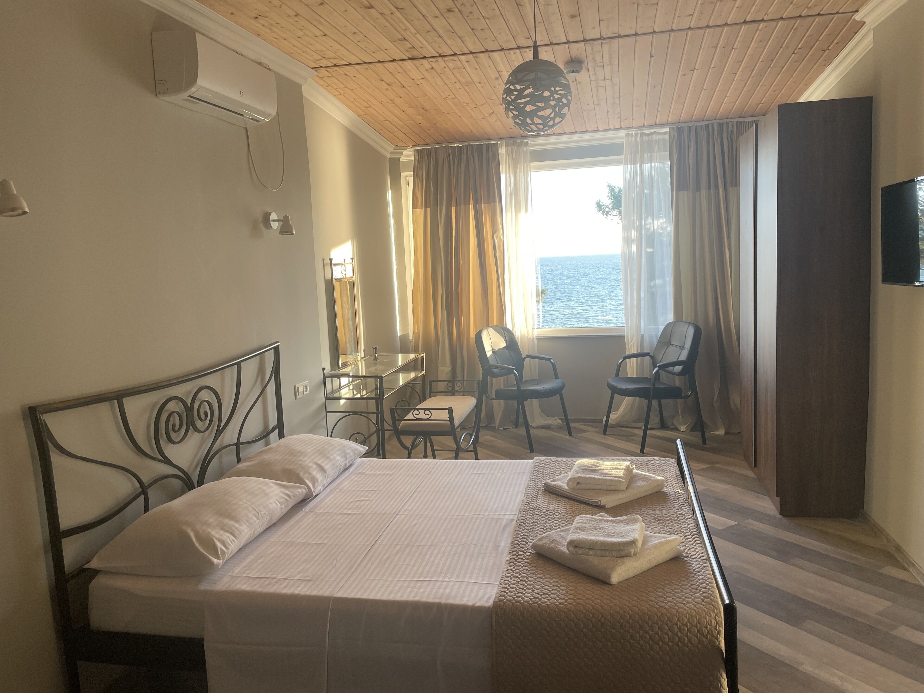 Standard Room, Sea View | Desk, free WiFi, bed sheets
