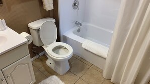 Un baño con inodoro, lavamanos y bañera.